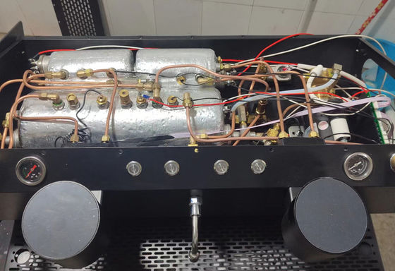Máquina de café semi-automática comercial com caldeiras triplas e função programável