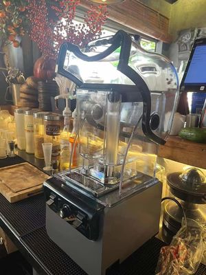 Máquina elétrica de smoothie com capa insonorizada e controles comerciais
