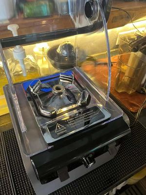 Máquina elétrica de smoothie com capa insonorizada e controles comerciais